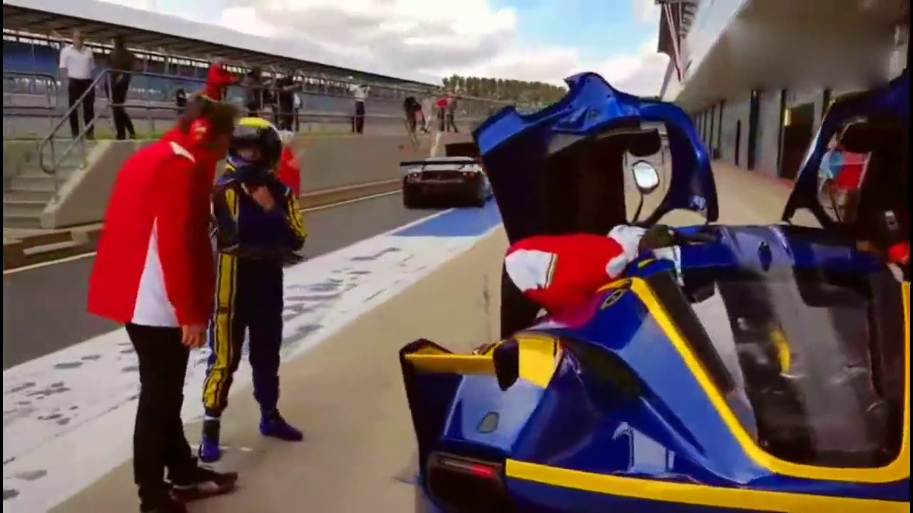 私人定制版法拉利跑车 车主下车的时刻才知道有多霸气