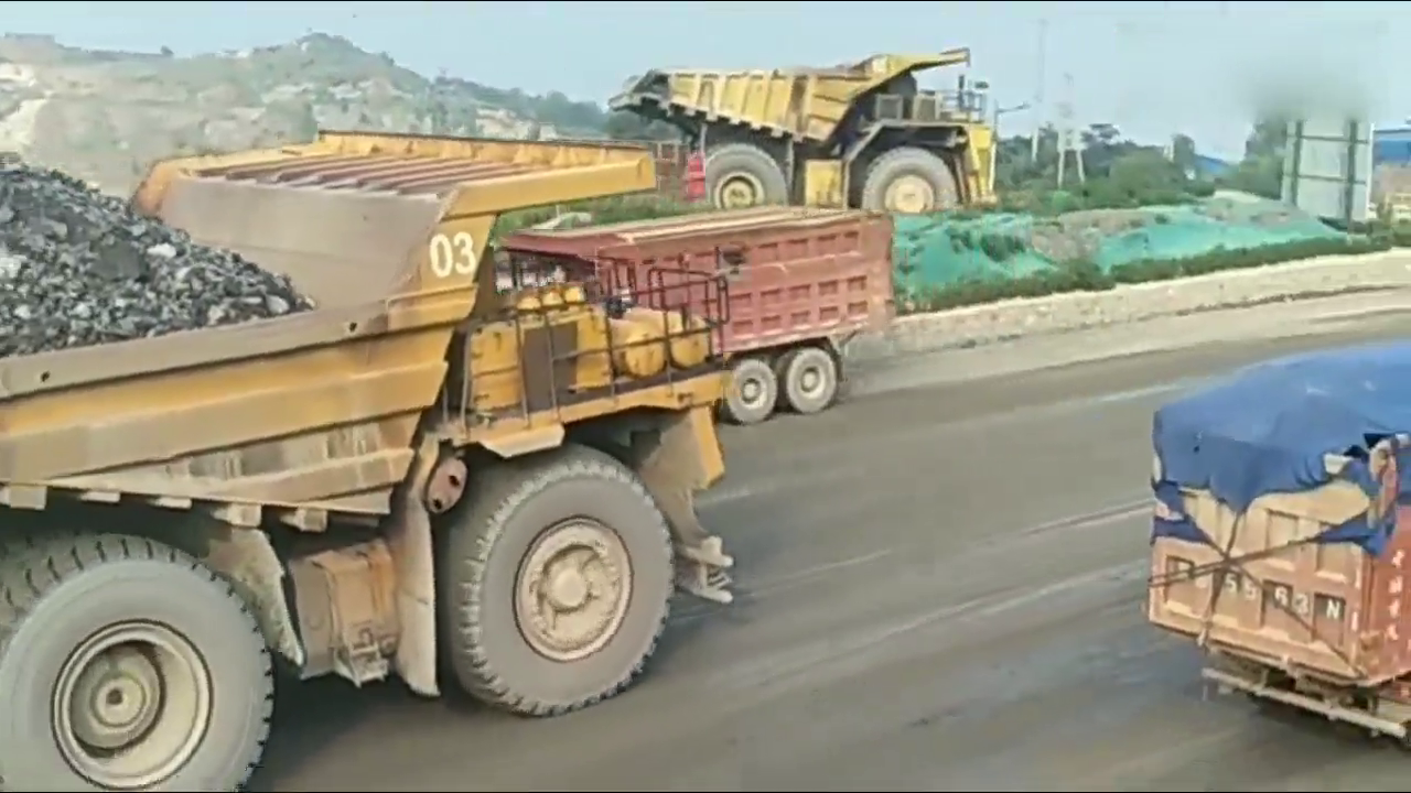 翻斗车拼的就是动力，大卡车都跑不过