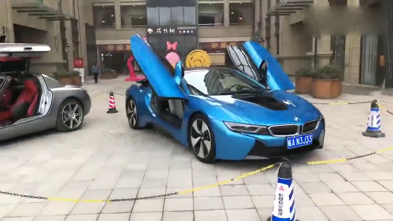 两辆跑车，不知道开哪辆出门好