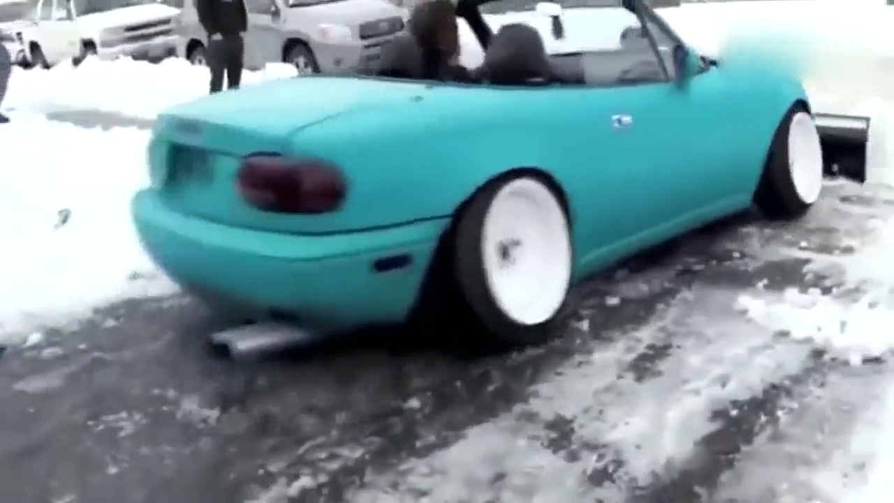 任性！土豪用敞篷跑车来清除积雪，我还是第一次见