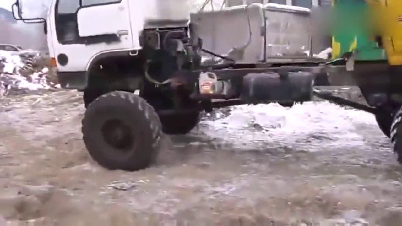 真能玩！老外自制的奇葩卡车，有两个车头没有车尾，该怎么开呢？