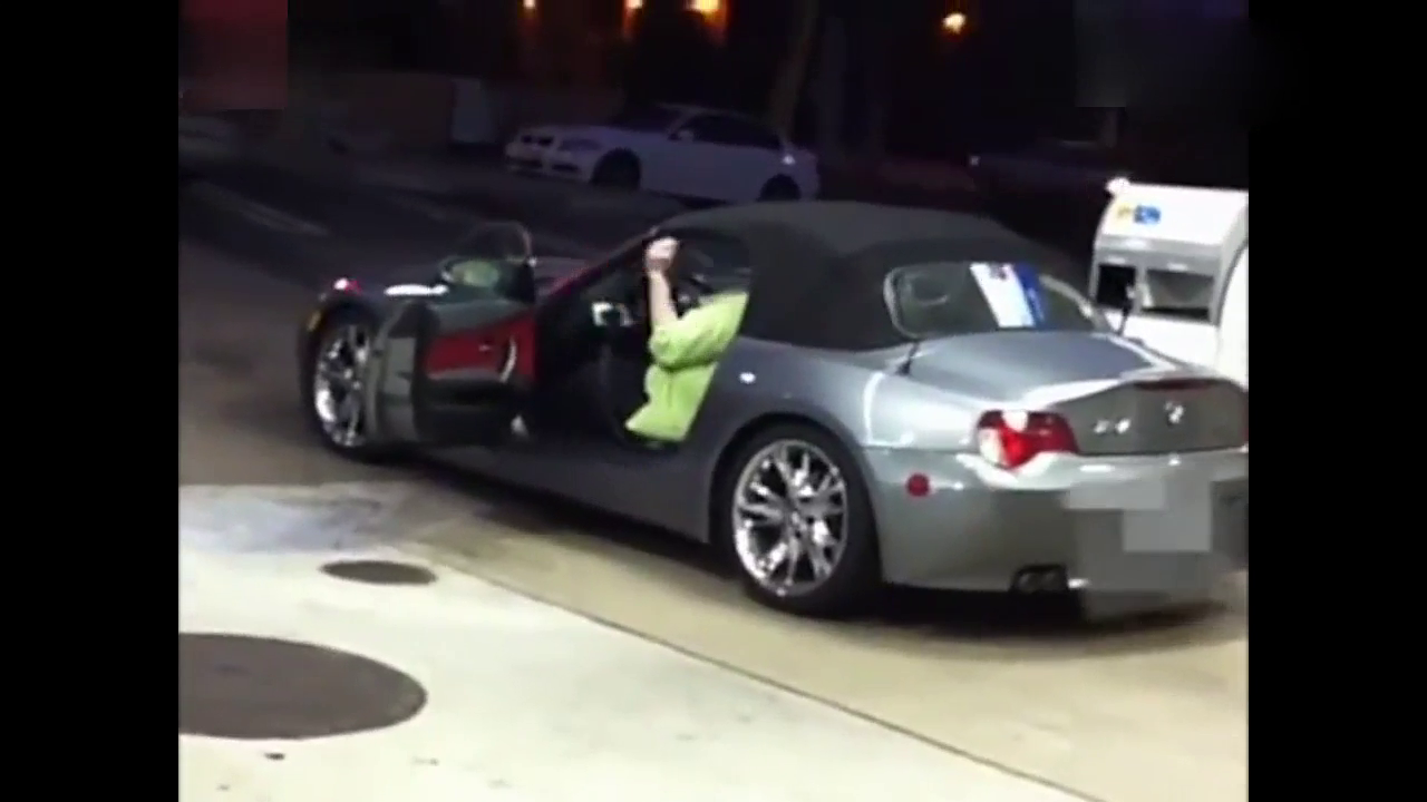 宝马跑车内钻出一个巨无霸，这体积怎么进去的