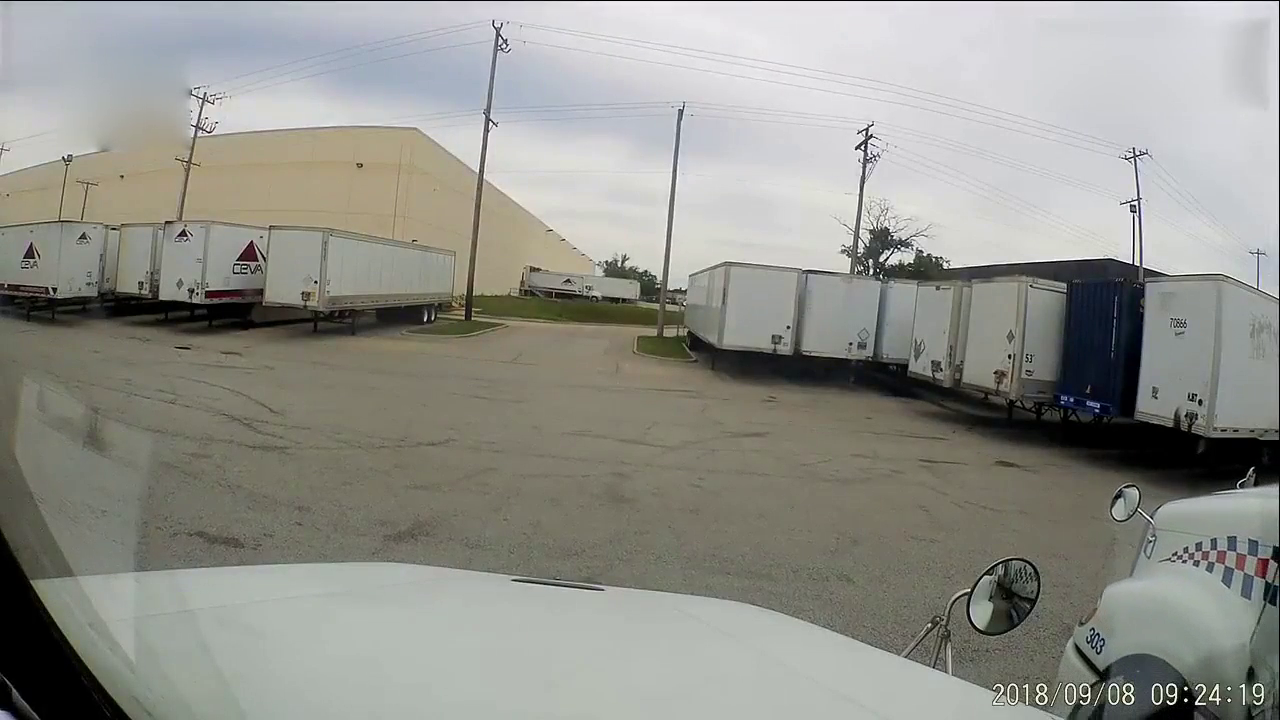 国外小伙驾驶大型卡车掉头出库，结果让我没猜到！