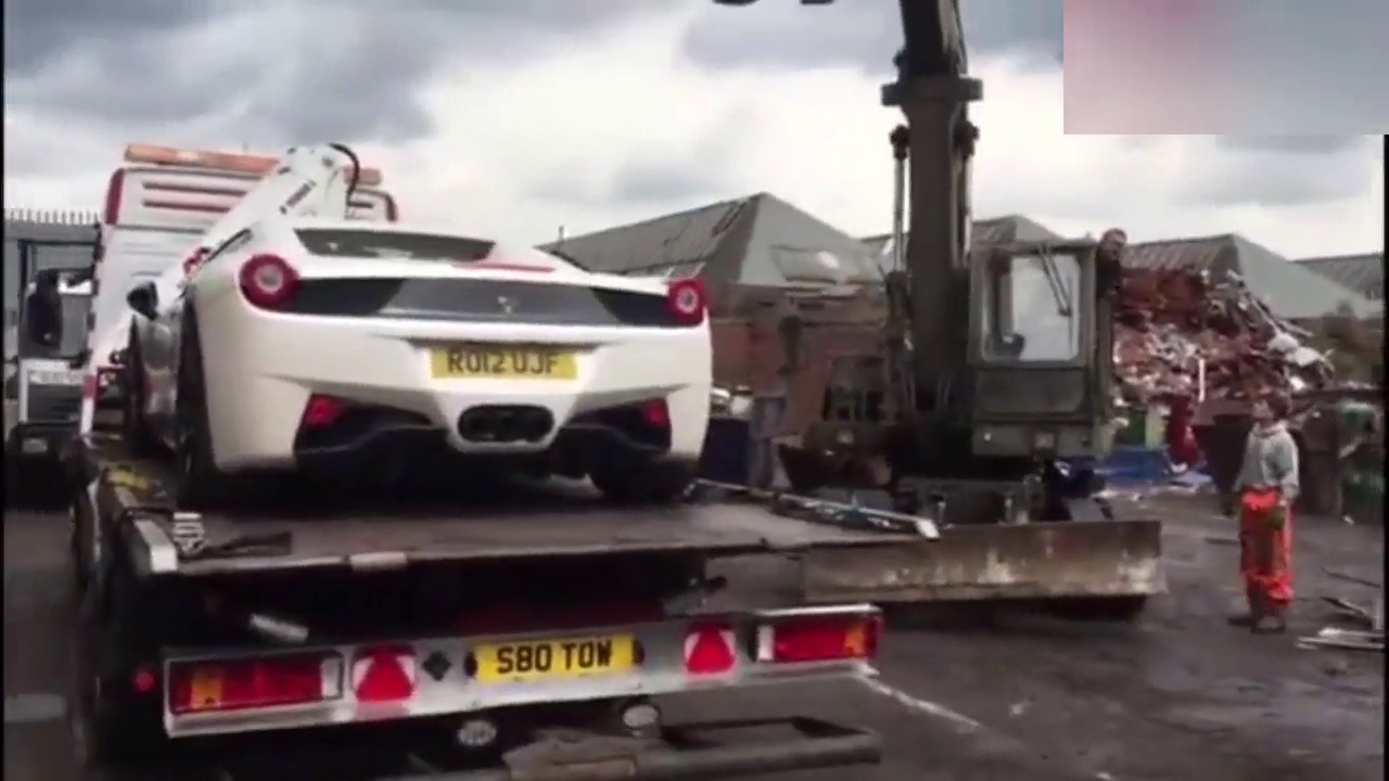 俄罗斯土豪怒拆法拉利458，300W跑车变成渣