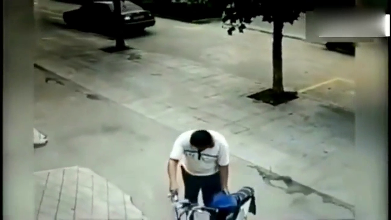 男子电动车失控，要不是监控，真不知道发生了什么