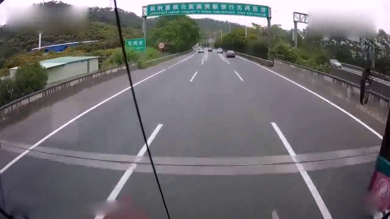 大巴车不顾乘客安危随意超车，还好哥是重型厢式卡车