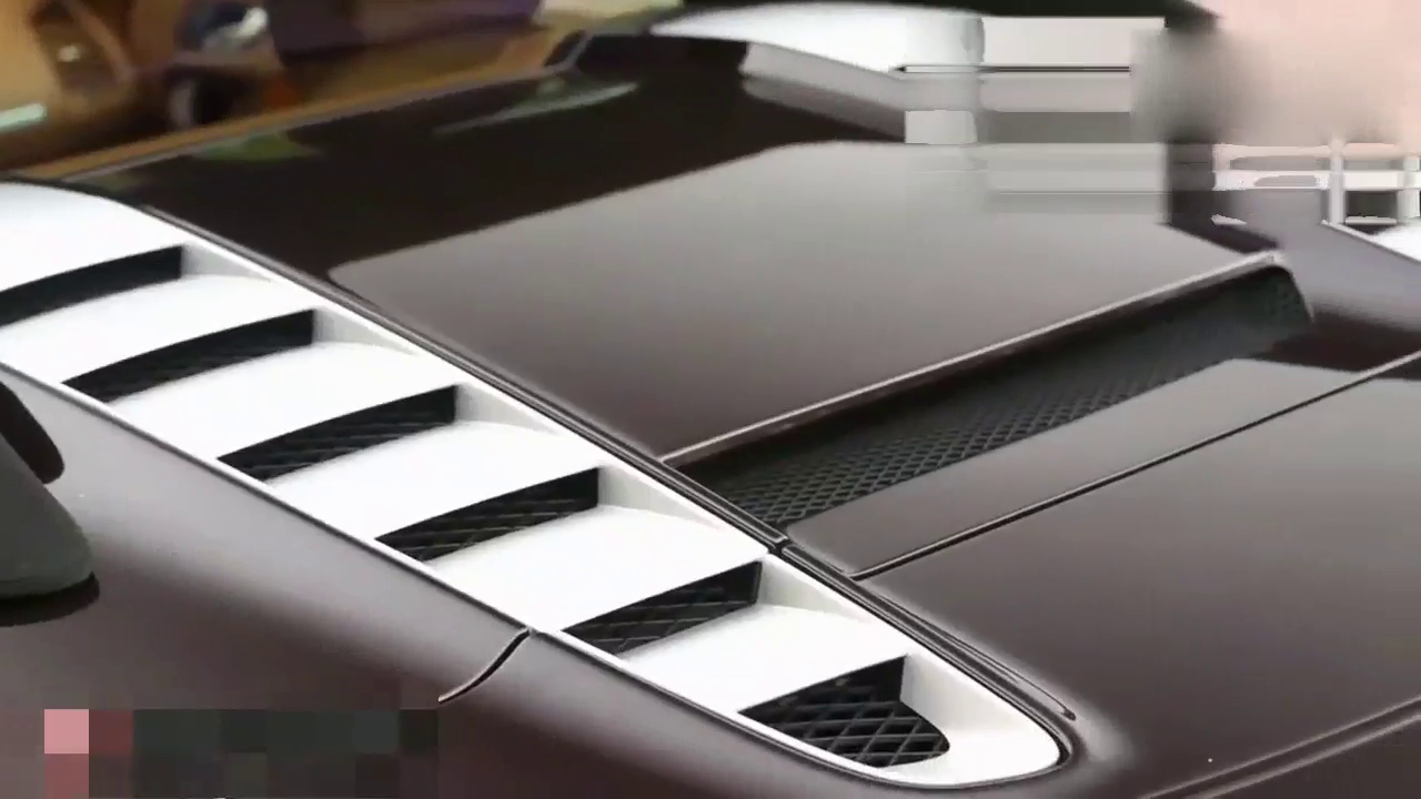 这辆奥迪跑车打开天窗以后 就跟变形金刚一样