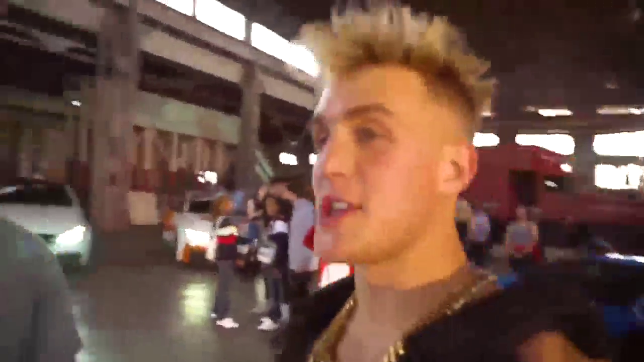 土豪开兰博基尼玩漂移，绕着跑车耍酷，帅不过3秒尴尬了