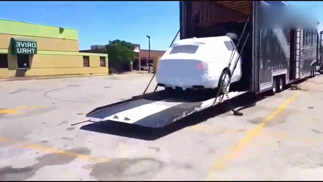 土豪花五百万买的宾利新车刚到货，撕开包装就知道豪华车有多霸气