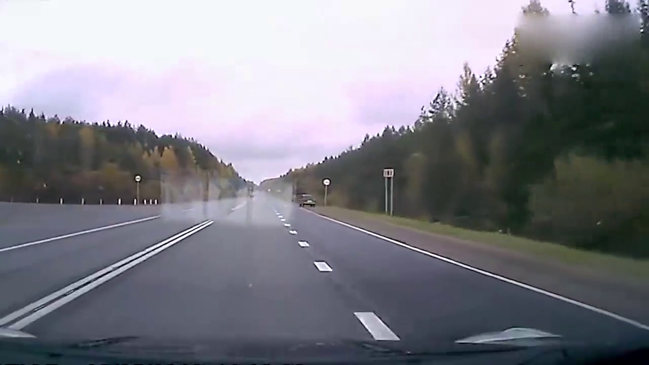 外国激烈碰撞交通意外 小汽车猛烈侧撞大卡车交通事故