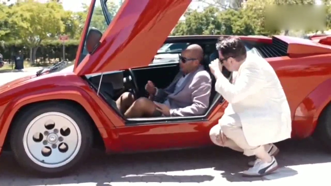 土豪新买的兰博基尼跑车，要倒车时才知道有多麻烦！