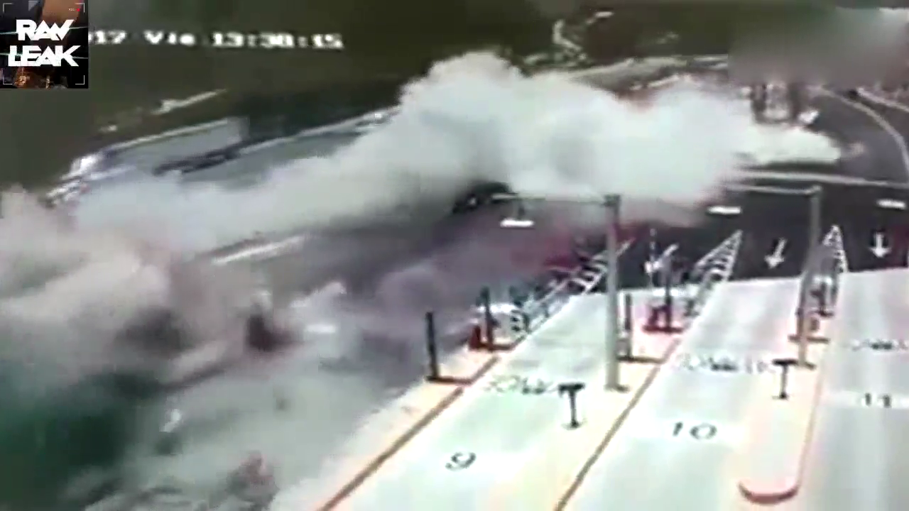 吓尿了 卡车高速失控瞬间摧毁收费站