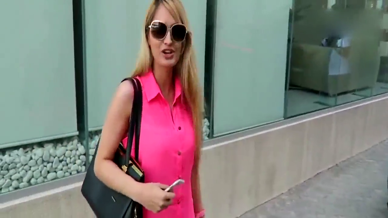 女土豪订购的战神跑车刚刚到货，倒车的那一刻立马尴尬了！