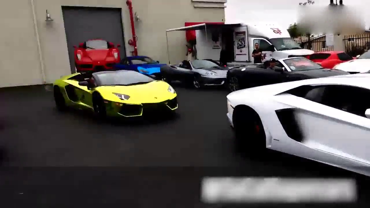 土豪准备开兰博基尼跑车去炸街，出门才知道同法拉利一样有多尴尬