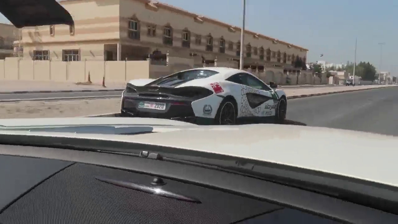 坐进迪拜女警开的迈凯伦跑车，才知道土豪之国多么厉害