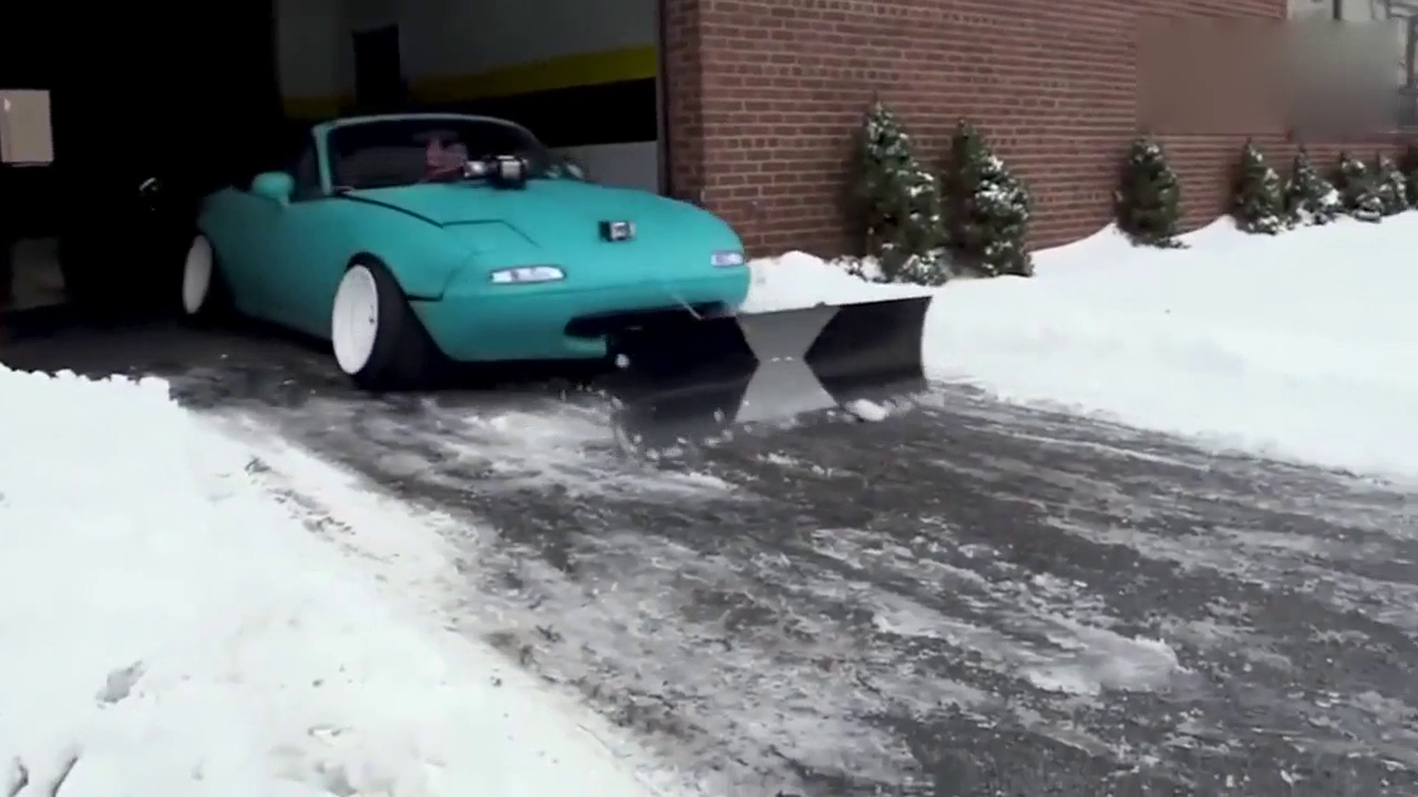 土豪的世界充满了任性，用跑车来清除积雪