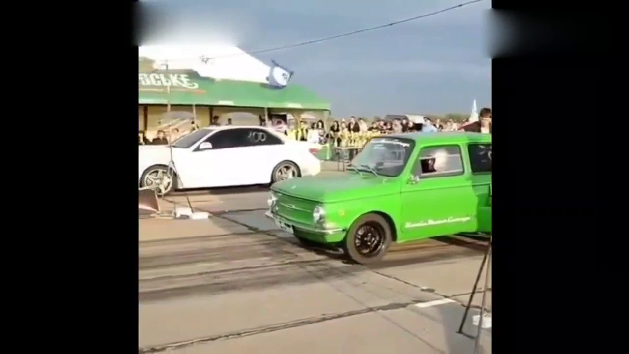 尴尬了！本以为白色的跑车会赢，结果可真是太让人失望了