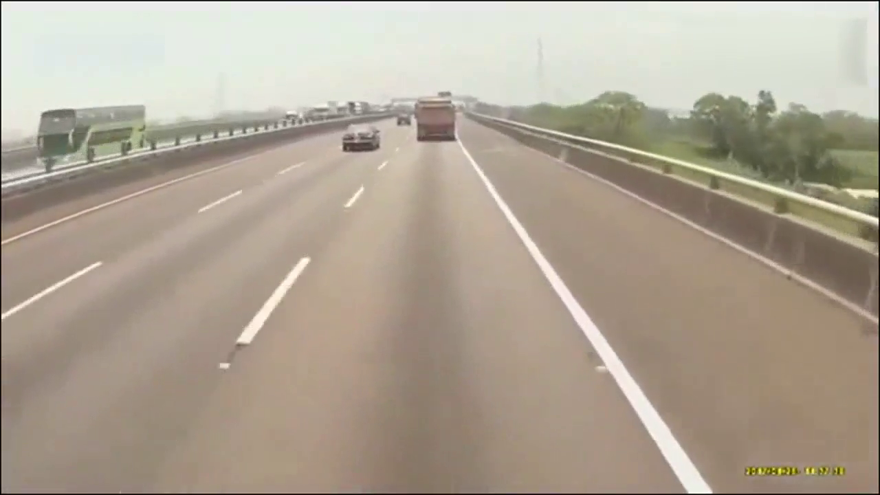 小车路口突然减速，险些被后面卡车撞飞