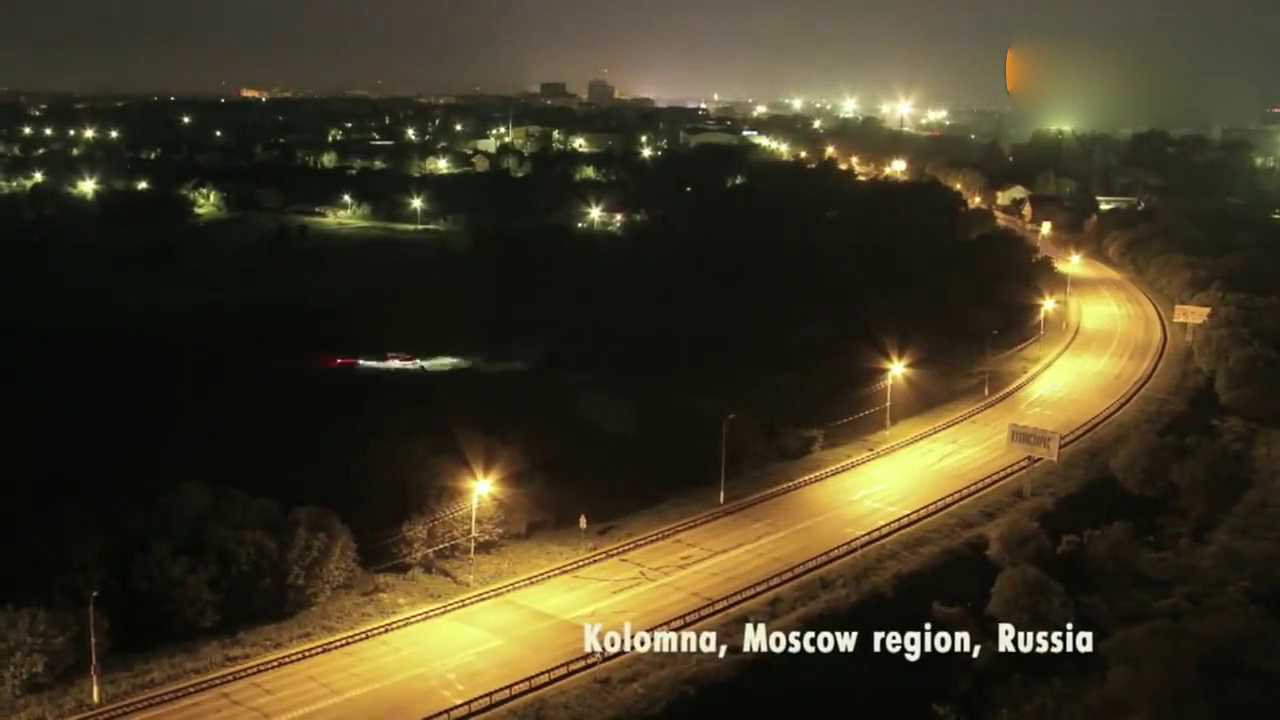 惊心动魄!死亡飞跃行驶的卡车