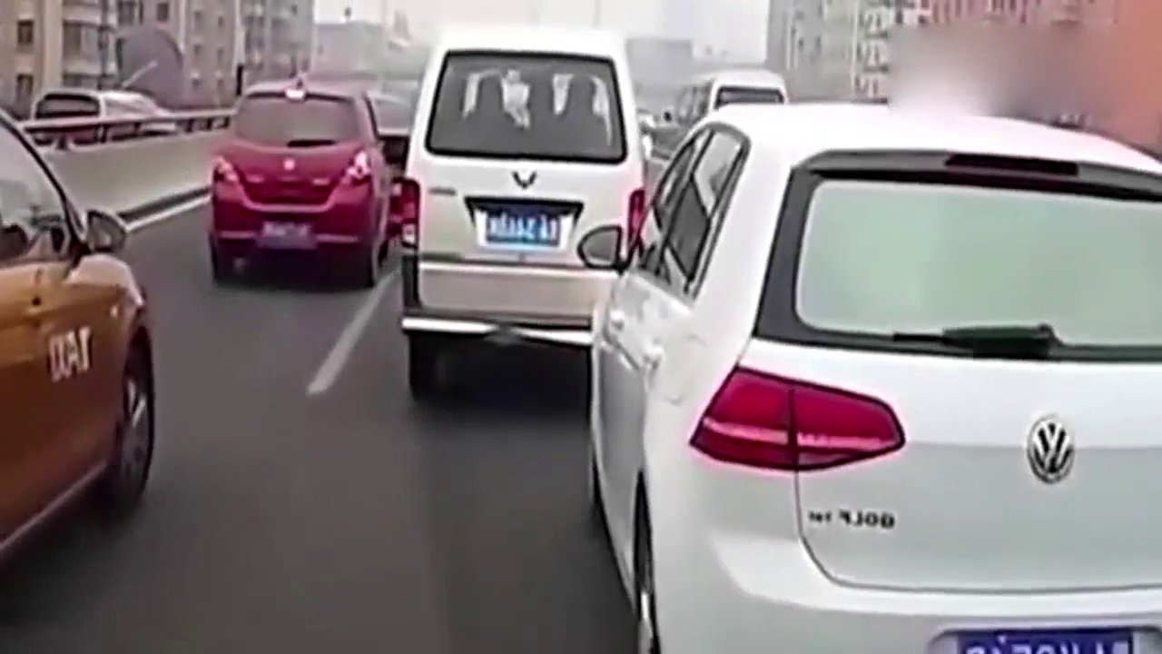 开宝马就嚣张了，先是怒撞出租车，几人下车后打人又砸车！