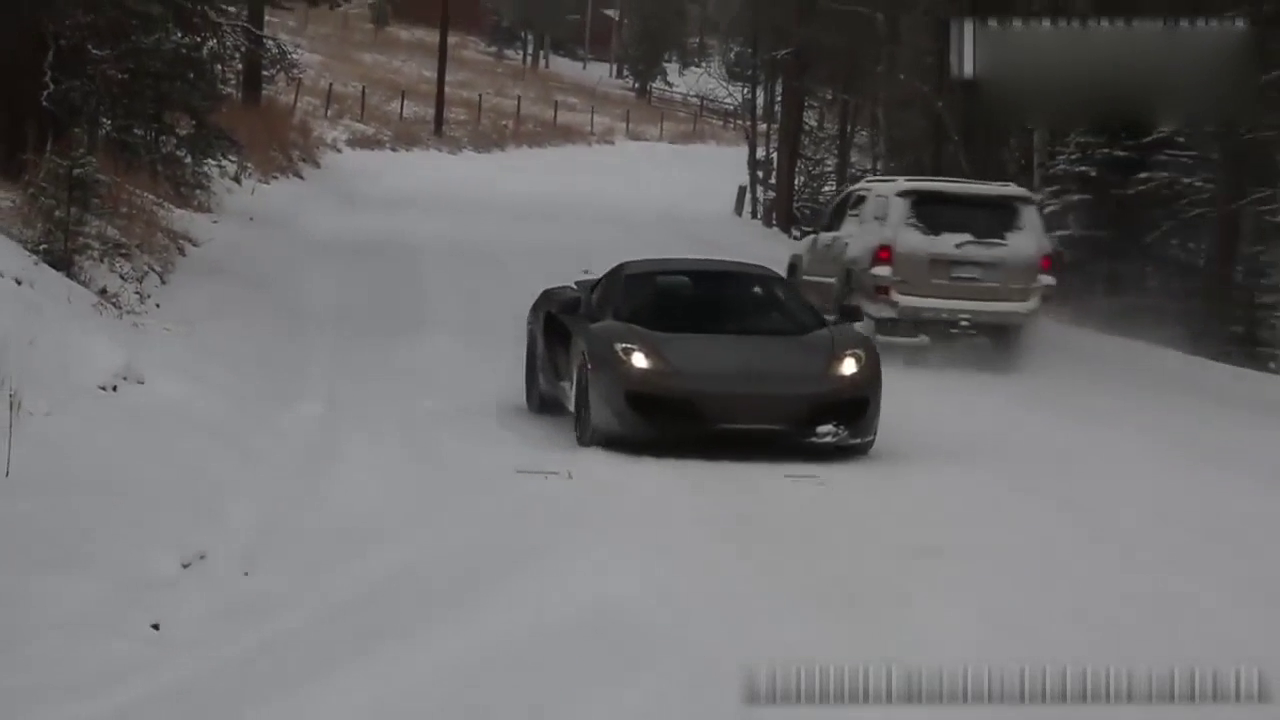 开着迈凯伦跑车在雪地里玩加速，司机一脚油门下去，尴尬了