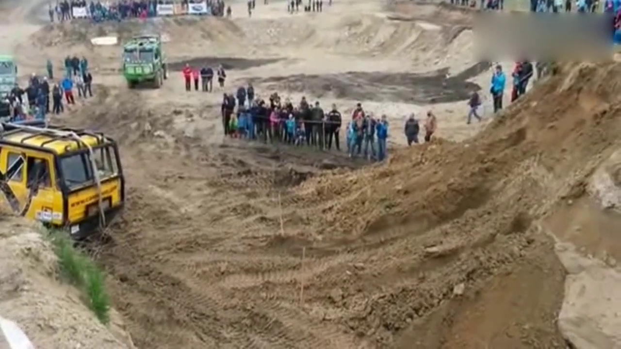 开卡车去爬坡撒野？累死你个小鳖孙