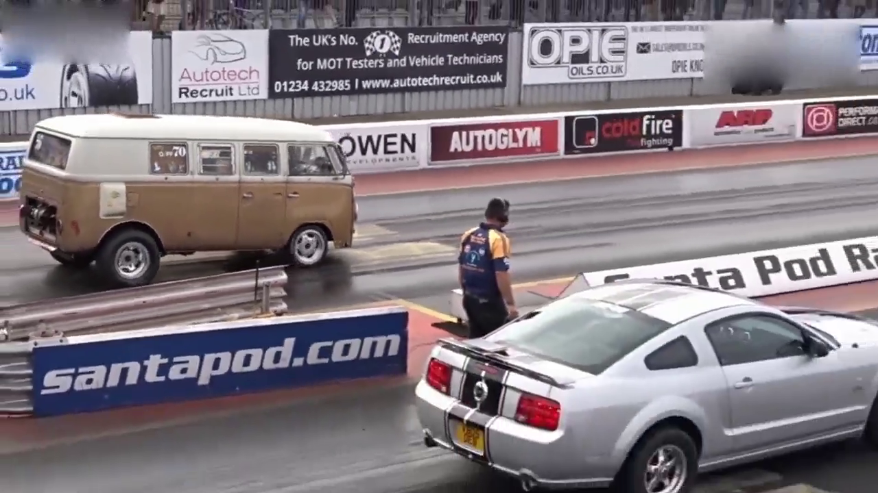 面包车大胆挑战跑车，要不是看见了我不会相信的！