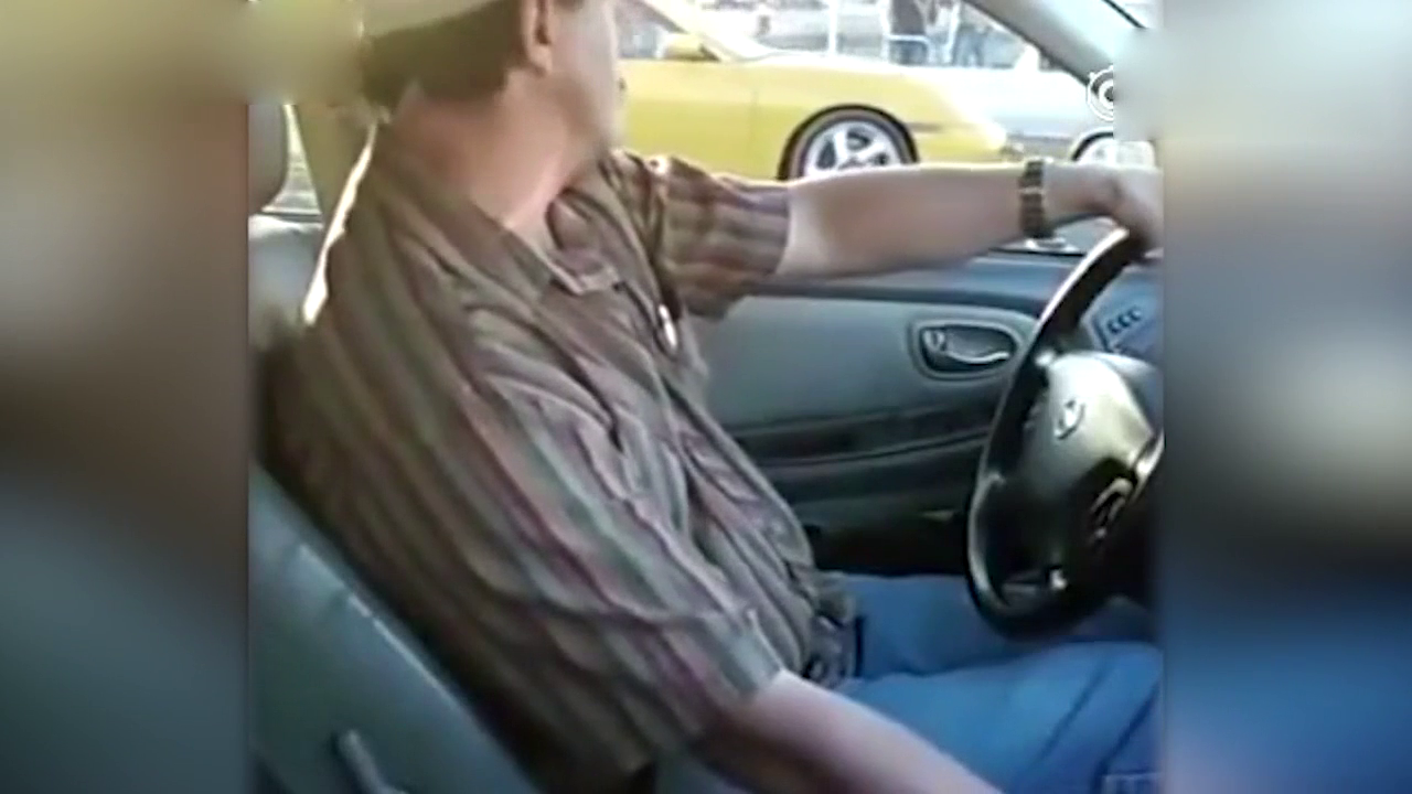 面对隔壁跑车的挑衅，老司机怒把家轿开出弹射起步的赶脚！