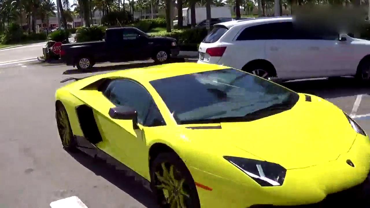 非常养眼的柠檬黄色兰博基尼超级跑车在大街上出现