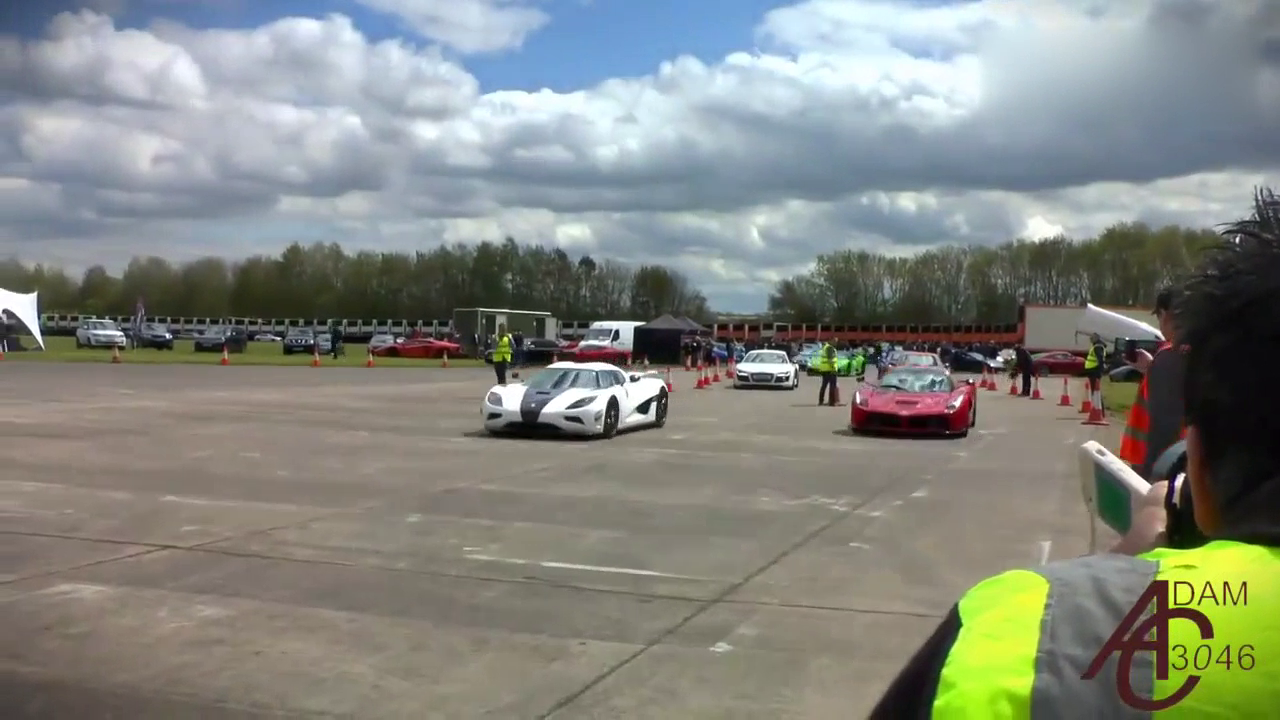 豪华跑车试驾现场，我却被蓝天白云吸引