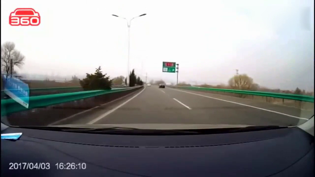 记录仪实拍：面包车逆行超车，结果没想到对面驶来的是卡车