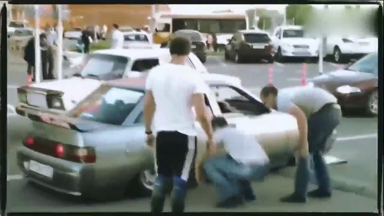 跑车过减速带有绝招，上街拿个板子垫！