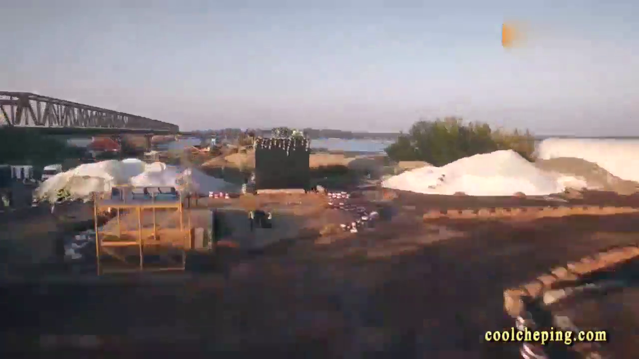 超可爱小萝莉驾驶遥控卡车，翻车后表情亮了