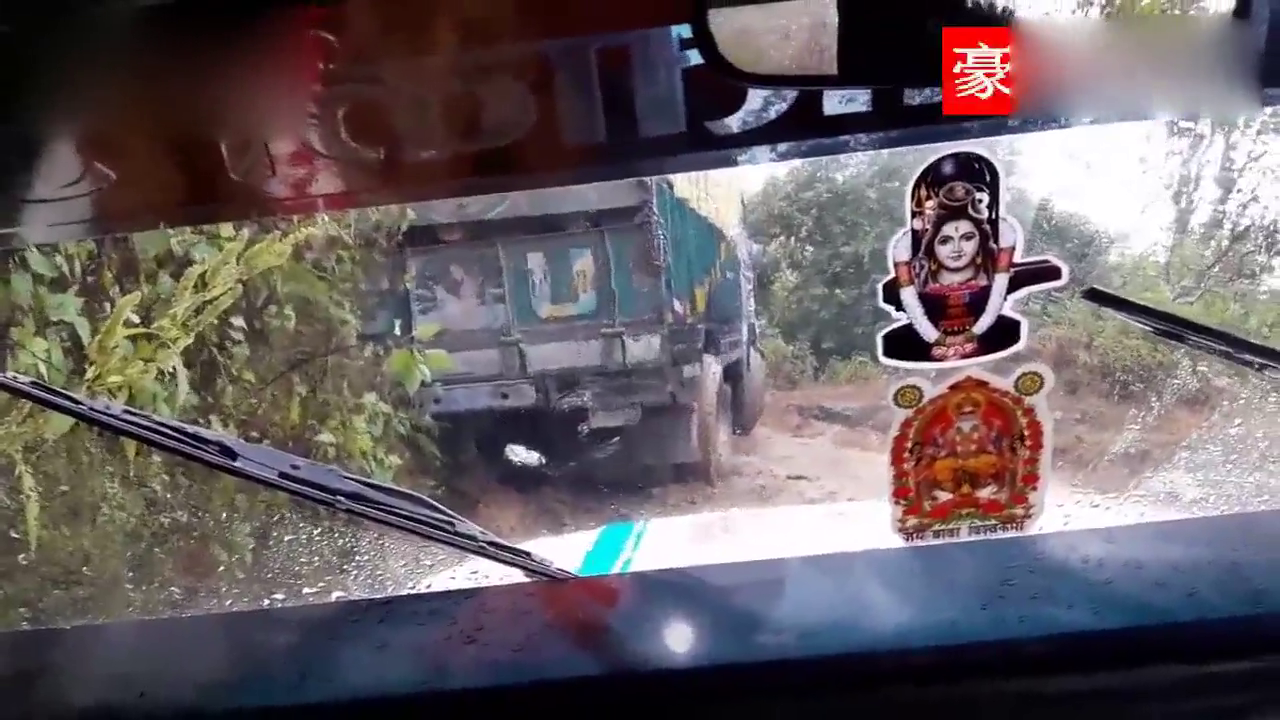 尼泊尔的道路怎么样，下了雨的道路卡车都打滑过不去了