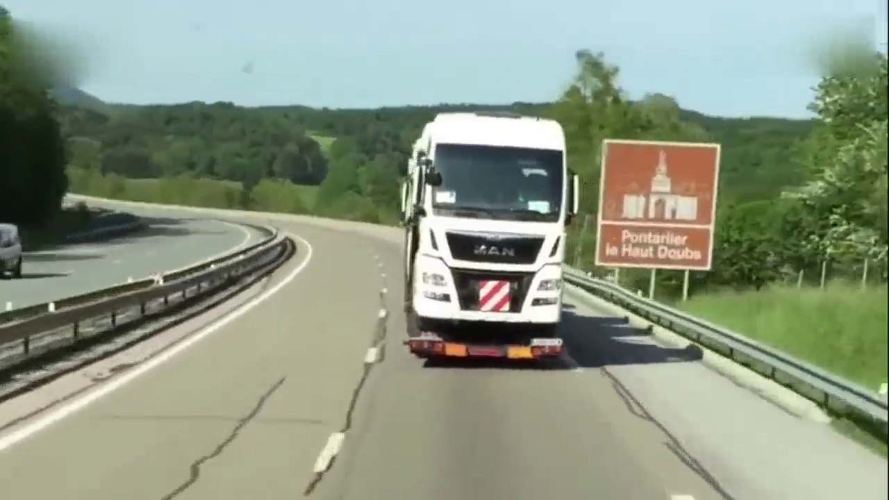 公路上疯狂的卡车司机，