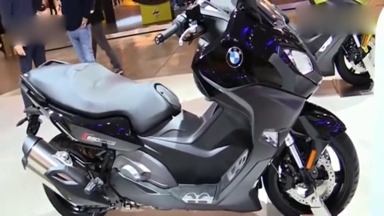 BMW C650 参加米兰摩托车展，这价格比奥迪都贵！