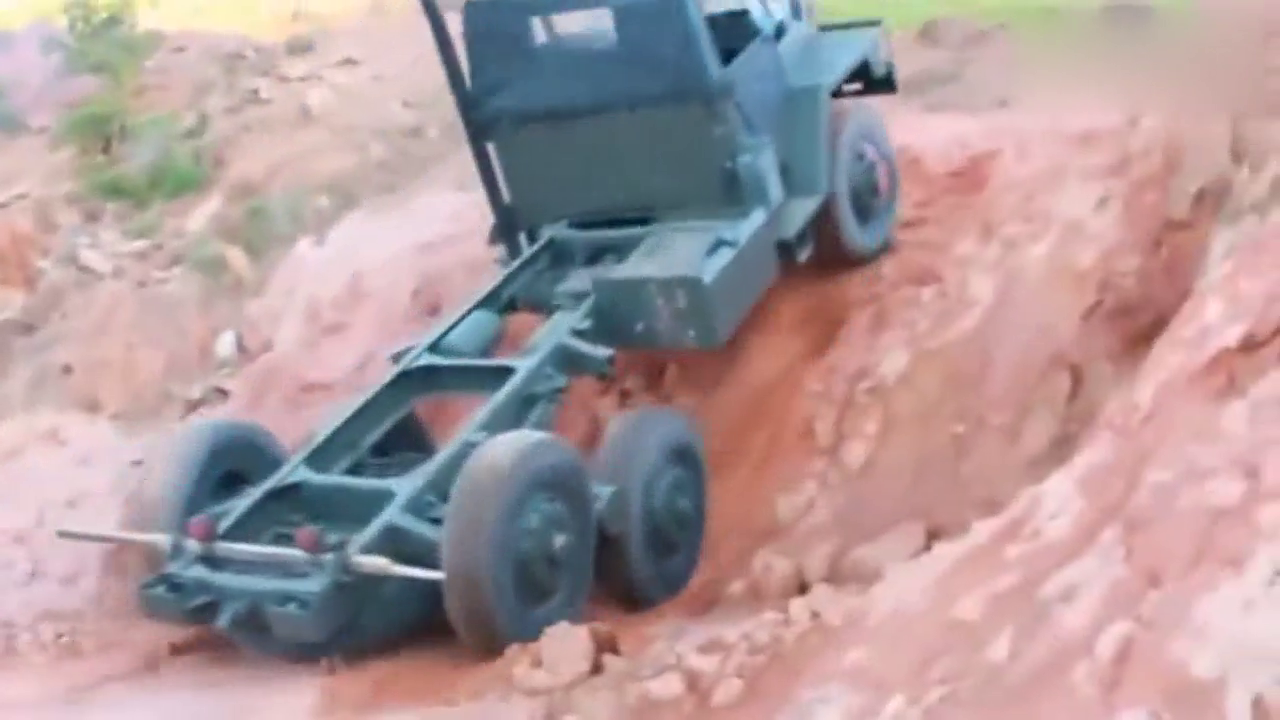 6驱卡车爬坡，不给面子还要倒打一耙，你厉害