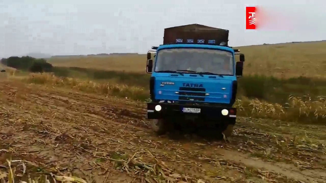 8驱卡车在田里各种打滑，司机都有点怀疑人生了