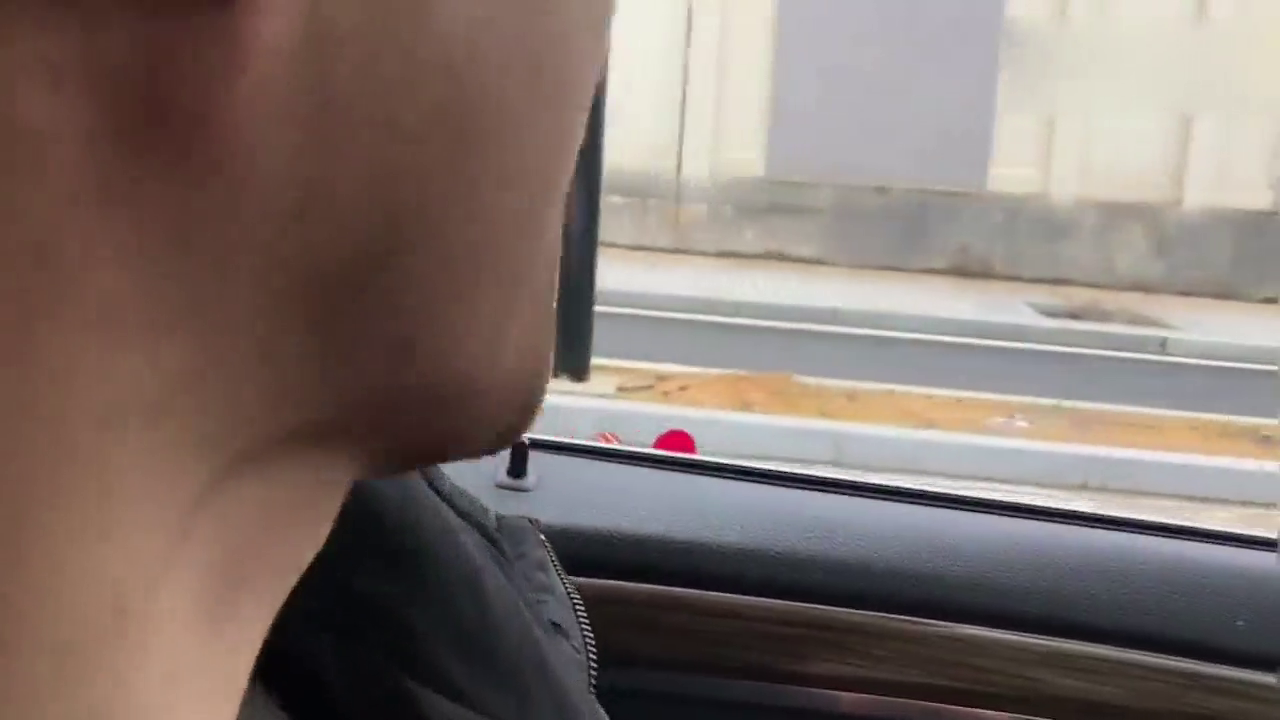 借朋友的敞篷跑车出去玩，下雨了却不会关敞篷