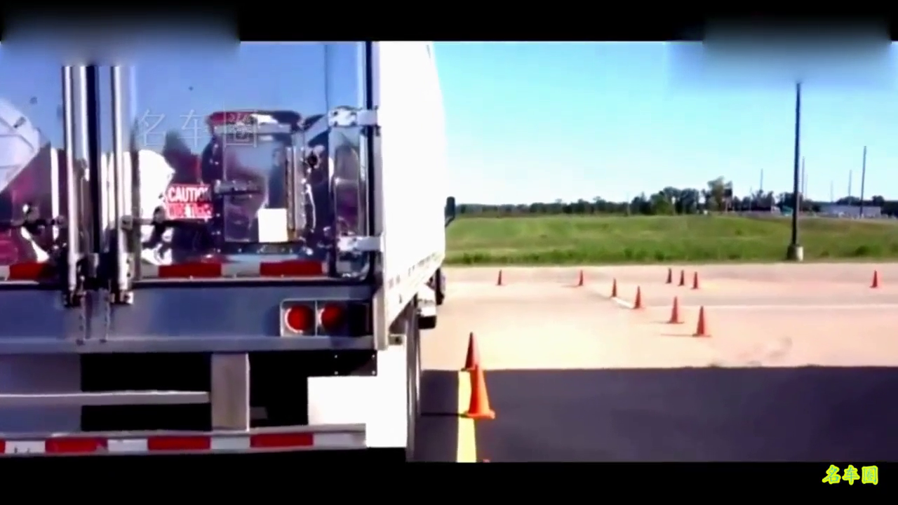 女司机大卡车考试，倒车入库一般人开不进来！