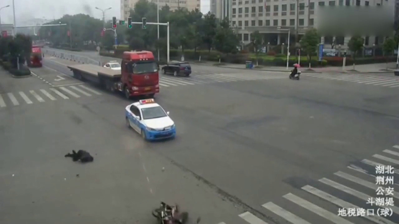 摩托车死的大快人心，货车司机饶他不死，出租车实在忍无可忍！