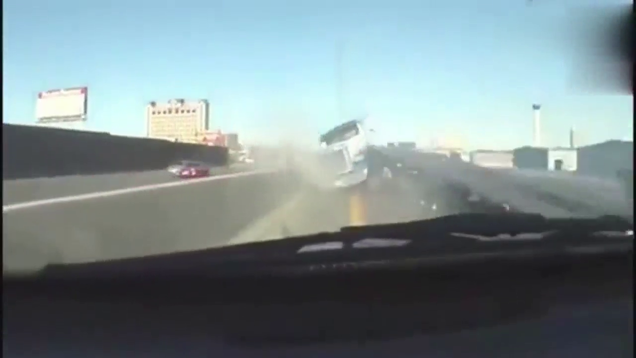 大卡车高速玩漂移，下一秒人毁车亡，惨剧了！