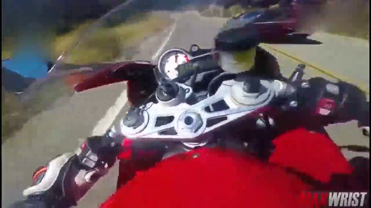 男子开跑车带女友兜风，没想到被机车男超车，一脚油门后悲剧了