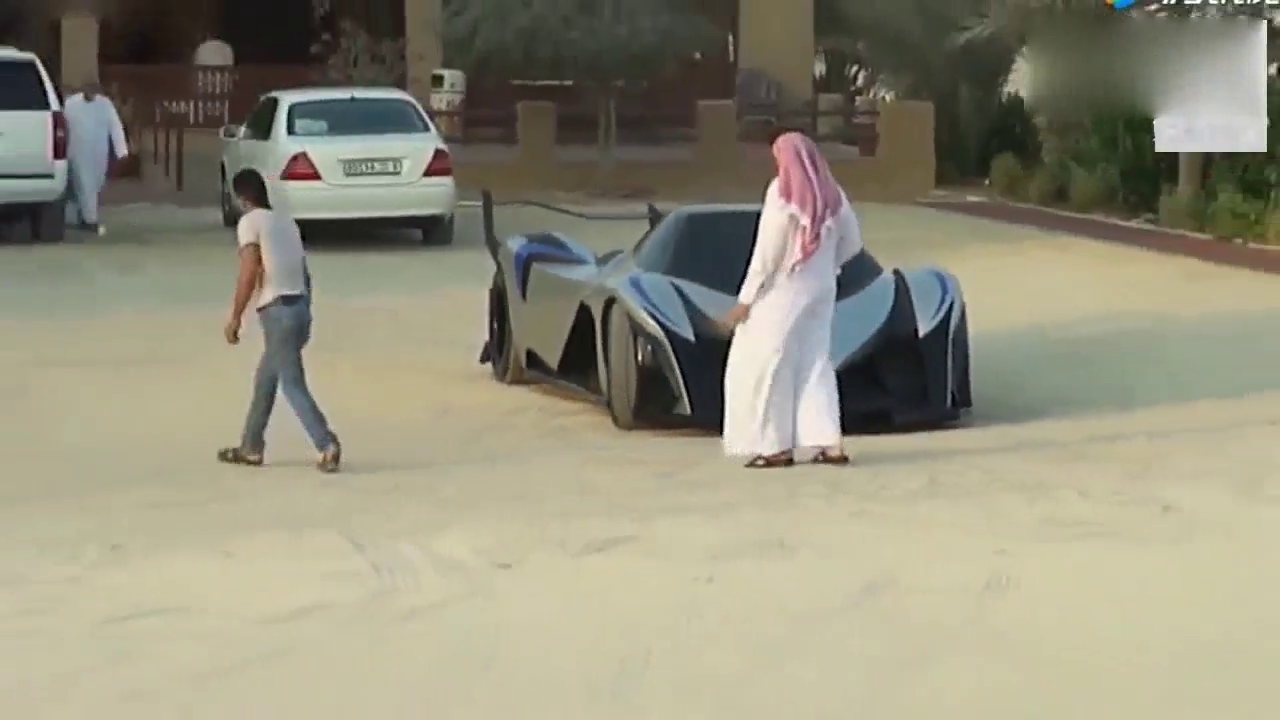 男子花上亿元定制跑车，却穿的这么破烂！