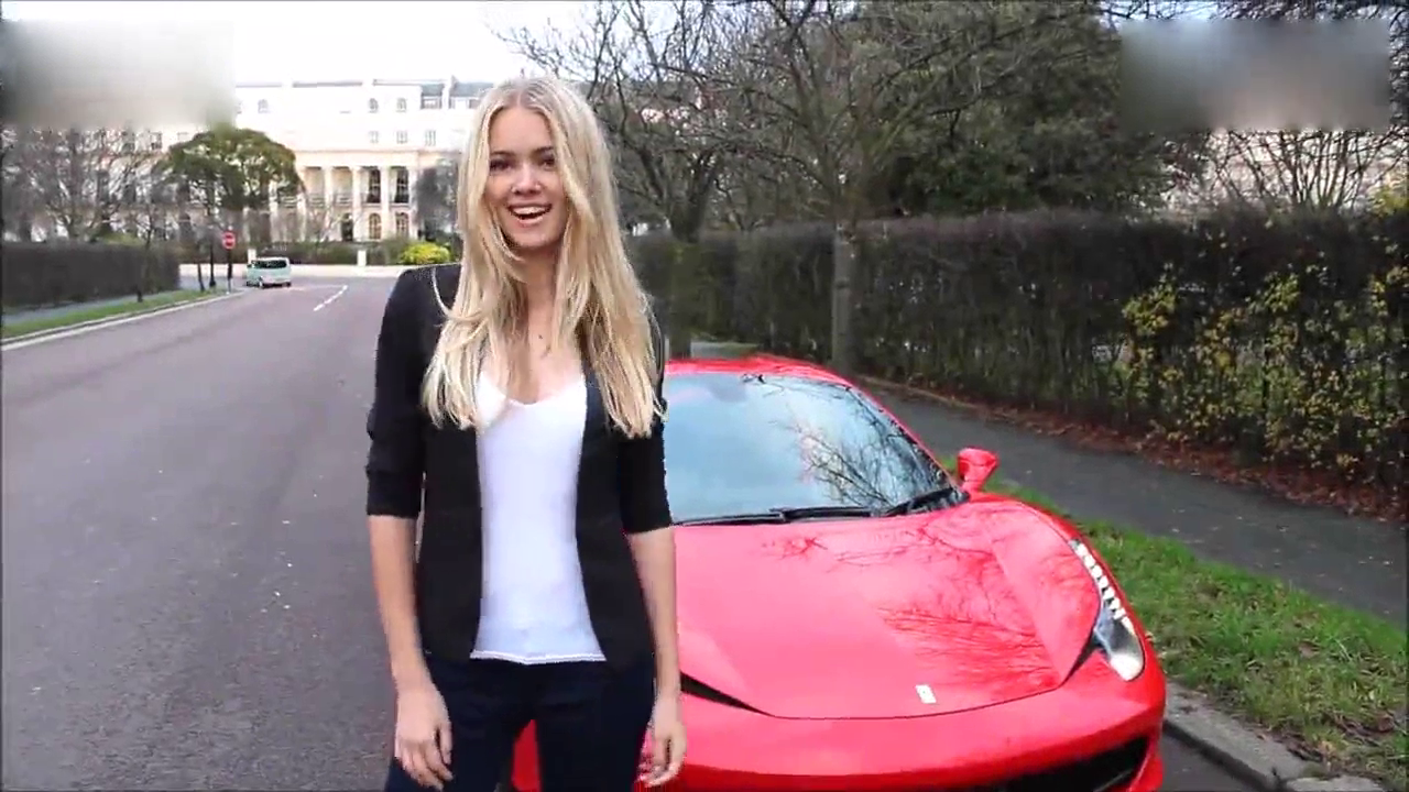 美女腿太长，只好用这种奇葩姿势来开跑车！