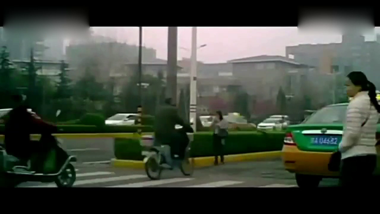 出租车老司机倒车不看道，险些压上等红灯的女子