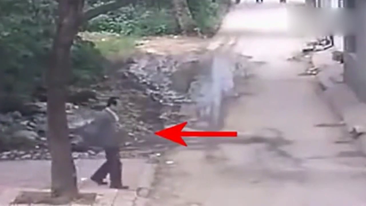 一男子被身后大卡车辗数次致死！监控拍下了全过程！