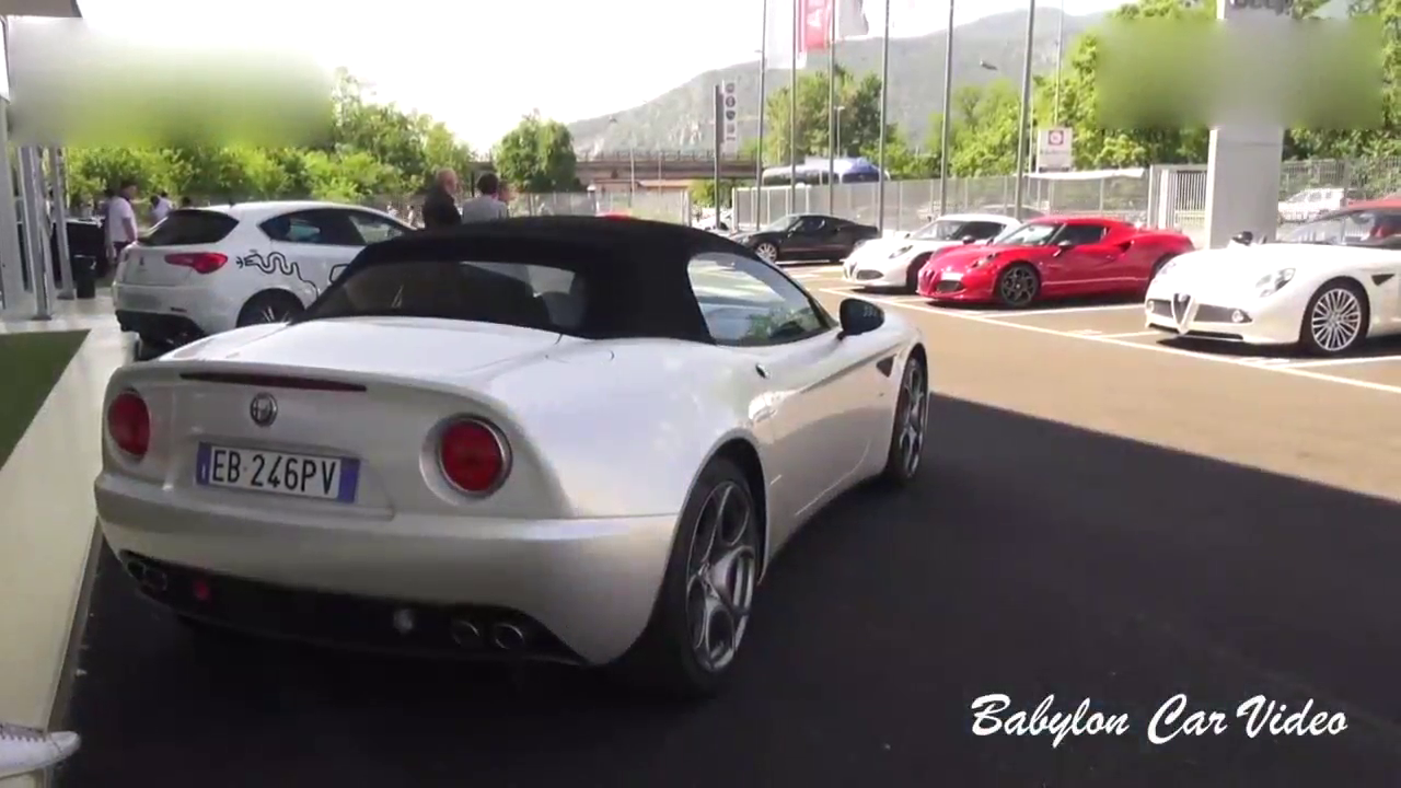 停车场发现帅气的跑车 爱车的摄影师马上拍摄到这幕