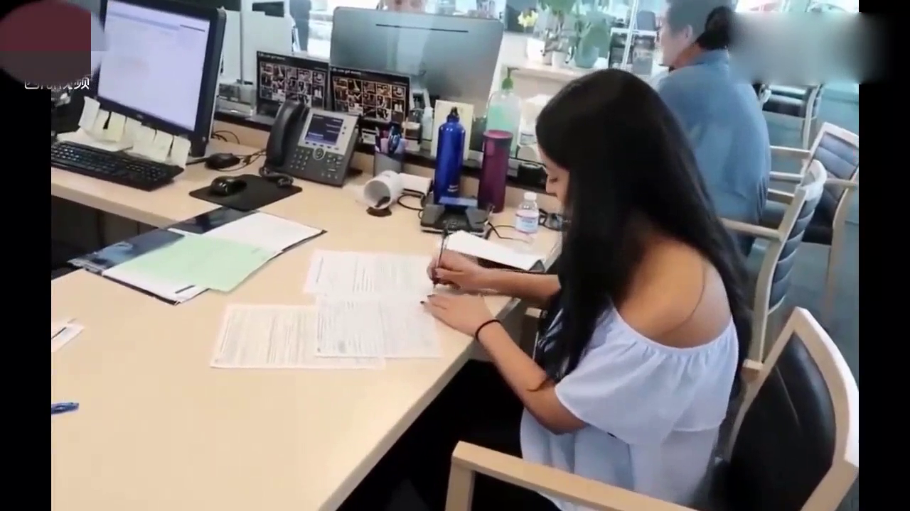 美女土豪去4S点试驾梅德赛斯跑车，这声浪绝了，直接下单体现！