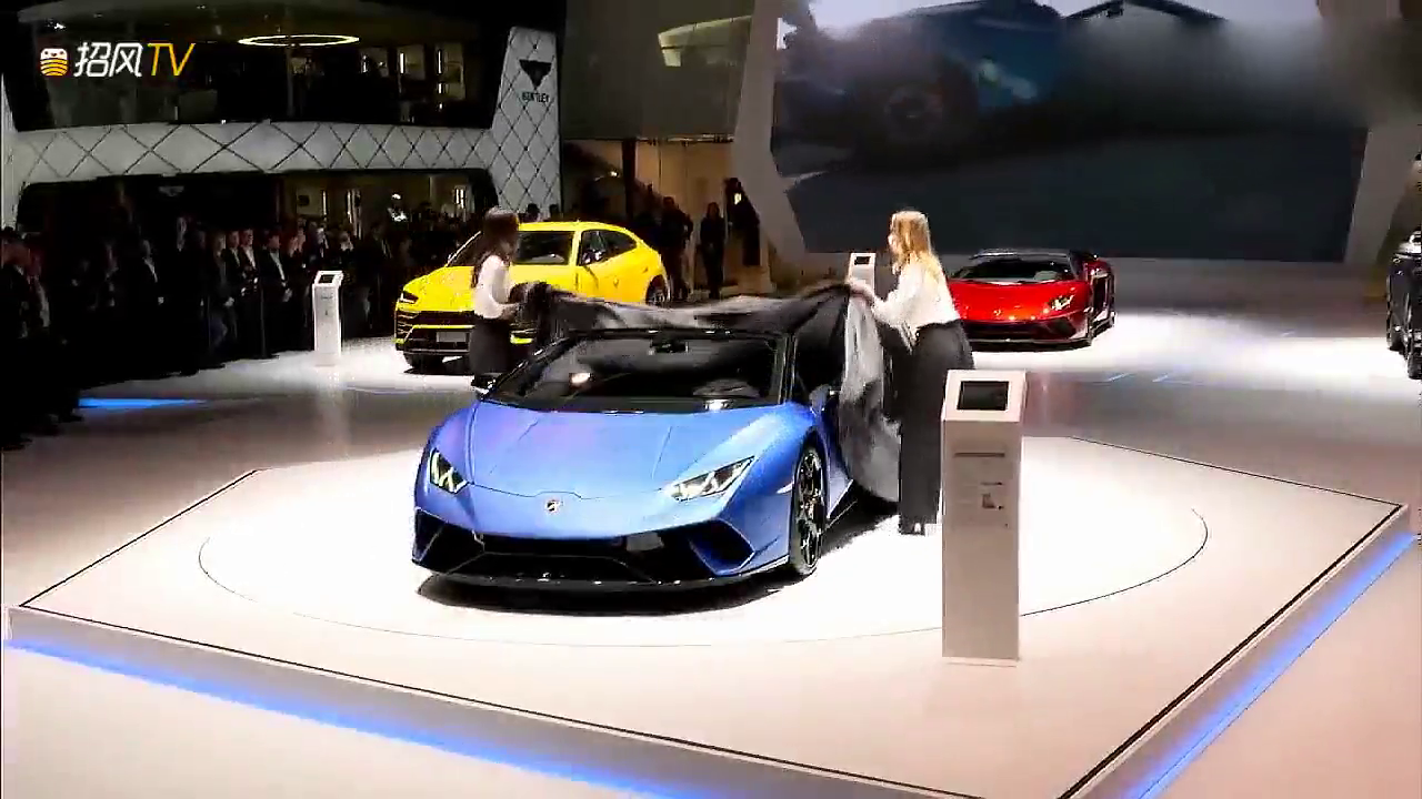 新款兰博基尼车展，关闭敞篷模式的瞬间太帅了！